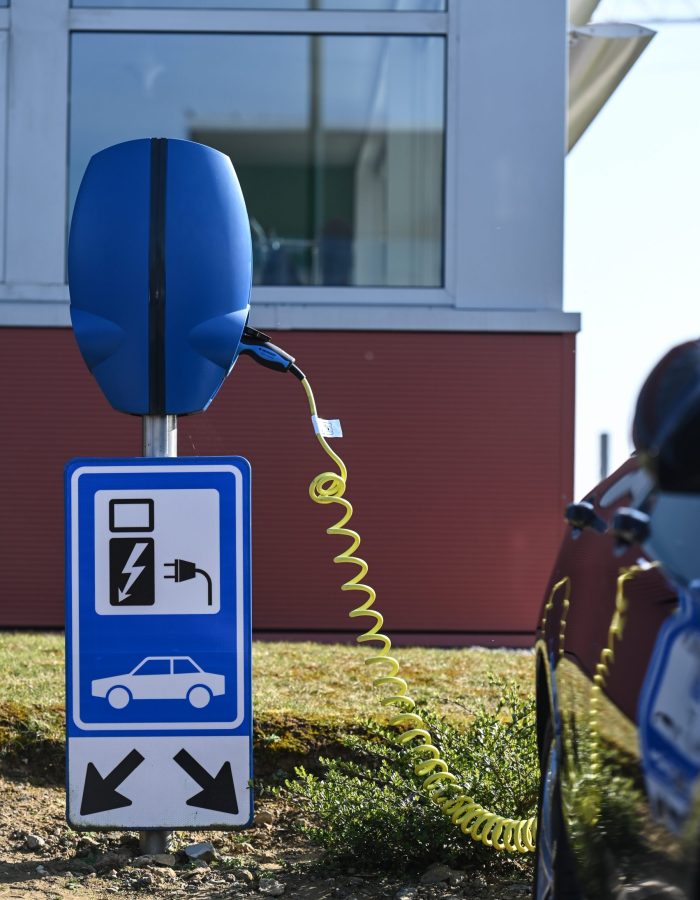 voiture auto electrique borne recharge electricité energie ecologie environnement planete co co2 carbone parking mobilite batterie ampere watt planète pollution